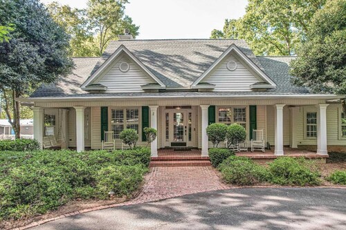 Relaxing Waterfront w/ Dock, Easy Drive, On the Lake