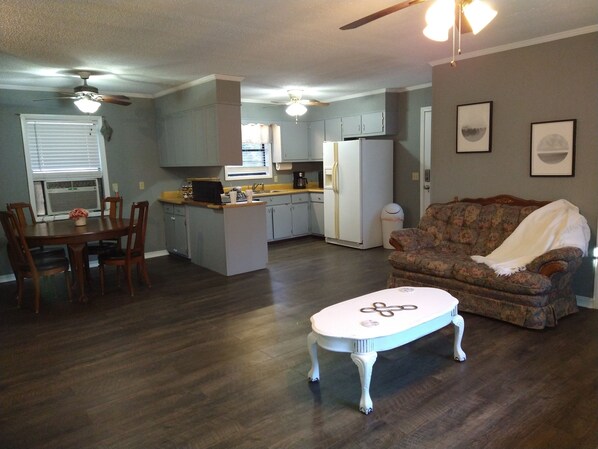 Smart TV, books - Near Enid Lake and minutes to Ole Miss Campus (Water Valley)