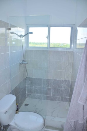 Douche, sĂšche-cheveux, bidet, serviettes fournies