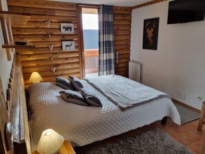 7 bedrooms, desk, iron/ironing board, travel cot