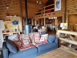 Televisio, takka, DVD-soitin, pöytäjalkapallopöytä