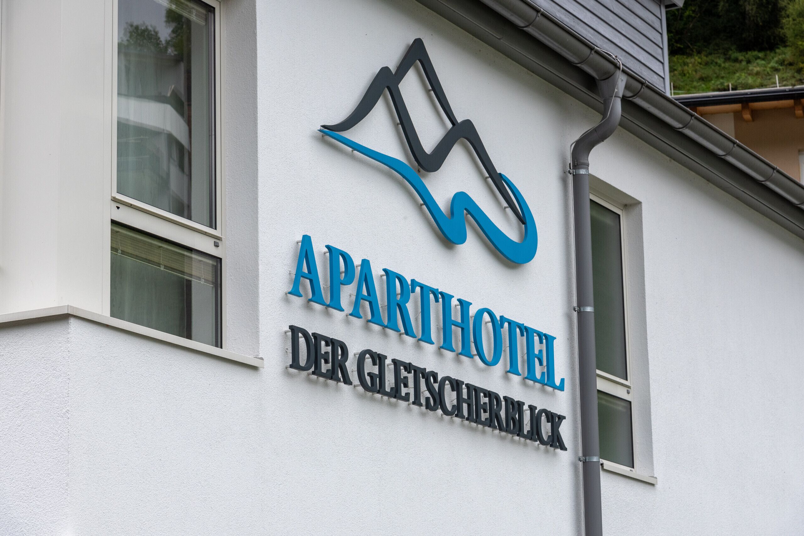 Een gebouw met een bord waarop staat: APARTHOTEL DER GLETSCHERLICK.