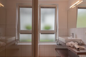 Shower, hair dryer, towels - Apartment Glacier View 12.1. with balcony (Kaprun)