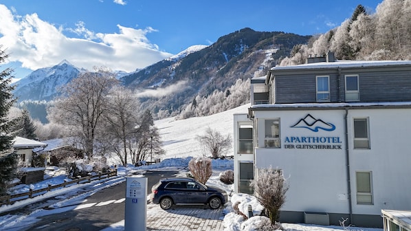 A building labeled 'APARTHOTEL DER GLETSCHERBLICK' with a mountain backdrop. - Apartment Glacier View 12.1. with balcony (Kaprun)
