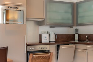 Kühlschrank, Mikrowelle, Ofen, Geschirrspüler