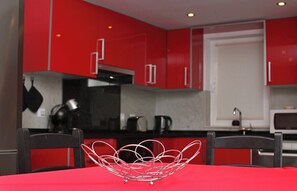 Kjøleskap, mikrobølgeovn, ovn og oppvaskmaskin