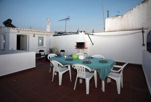 Outdoor dining - Geneve Old Town Apartment (Albufeira)