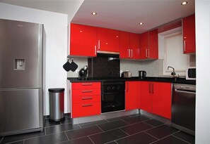 Fridge, microwave, oven, dishwasher - Geneve Old Town Apartment (Albufeira)