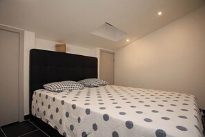 3 bedrooms, iron/ironing board, travel cot, free WiFi - Geneve Old Town Apartment (Albufeira)