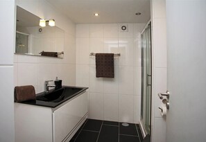 Dusj, hårføner og håndklær