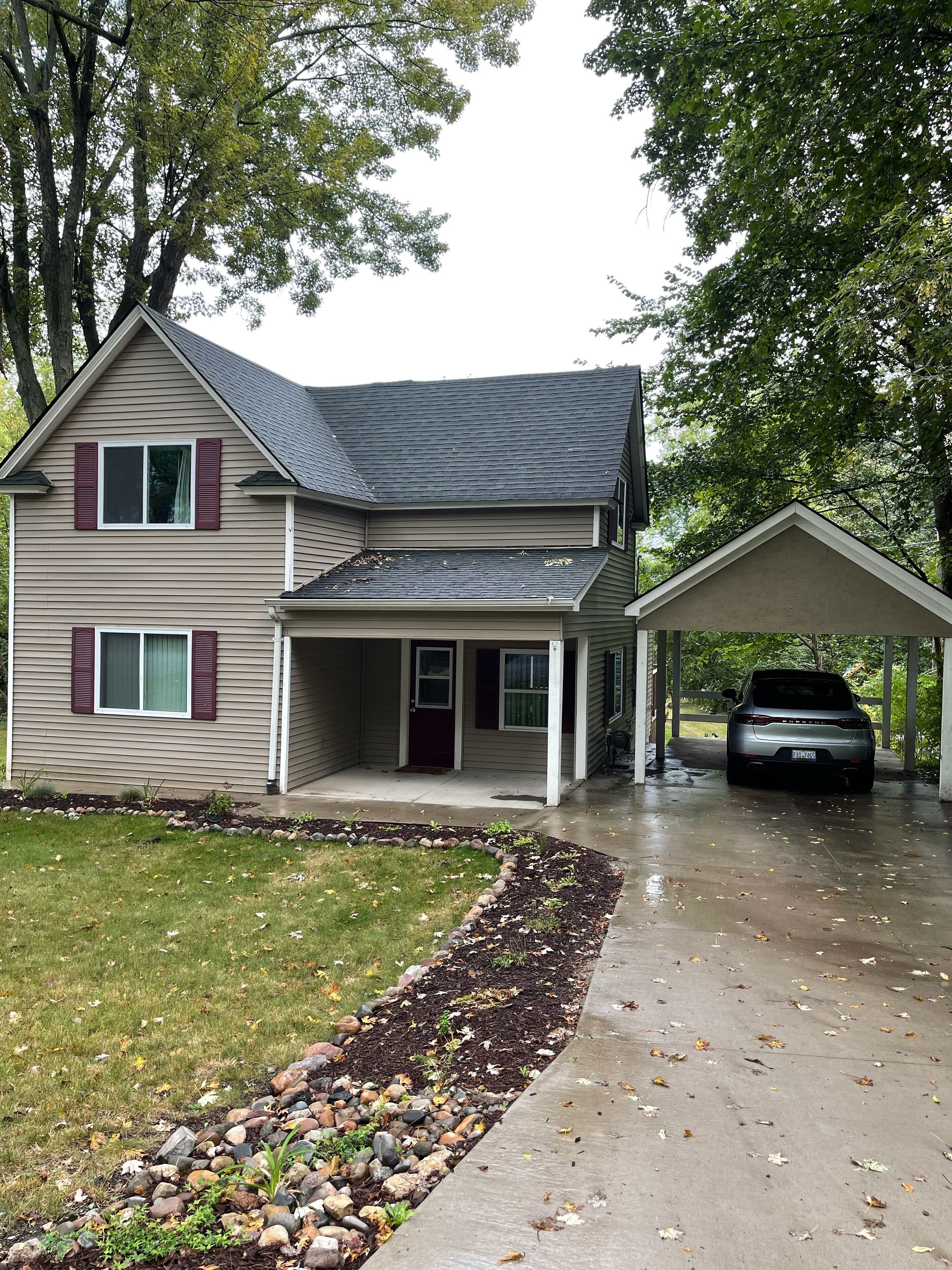 3 Bedrooms, 2 Baths.  House Walking Distance to Rochester Downtown. Sleeps 5.