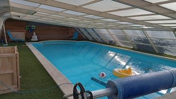 Inomhuspool och utomhuspool