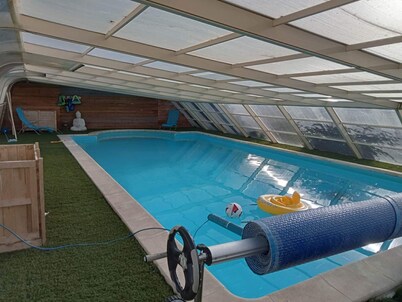 Farmhouse cabin with indoor pool and Jacuzzi