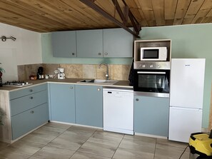 Fridge, microwave, oven, stovetop - Farmhouse cabin with indoor pool and Jacuzzi (Les Églisottes-et-Chalaures)