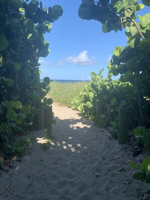 Beach nearby, sun loungers, beach towels - “SWEETPEA’S PARADISE”- 2 Bedroom, 2 Bath, Key West Style Cottage, Perfect Locale (Jensen Beach)