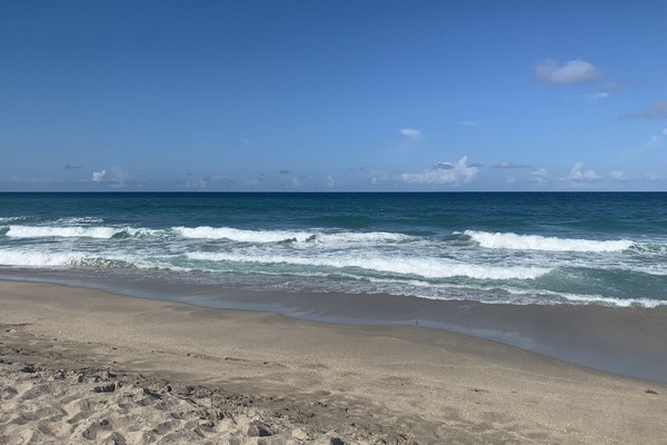 Una playa cerca, sillas reclinables de playa, toallas de playa
