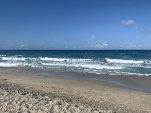 In Strandnähe, Liegestühle, Strandtücher