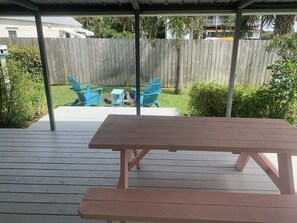 Outdoor dining - “SWEETPEA’S PARADISE”- 2 Bedroom, 2 Bath, Key West Style Cottage, Perfect Locale (Jensen Beach)