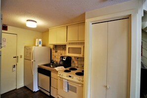 Condo (Inns of WV 403, 1bd, Waterville Valle) | Private kitchen - Inns of WV 403, 1bd, Waterville Valley (Waterville Valley)