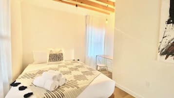 2 makuuhuonetta, työpöytä, silitysrauta/-lauta, ilmainen Wi-Fi