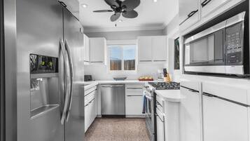 Kjøleskap, mikrobølgeovn, ovn og kokeplater