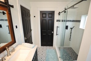 Combined shower/bathtub, hair dryer, towels - Among The Aspens' Family Cottage (Bozeman)