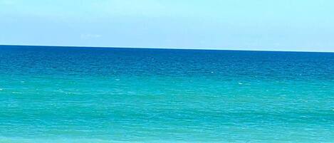 靠近海滩、沙滩椅、沙滩毛巾