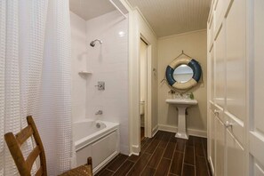Bathroom - Rural Kentucky River Palisades Cabin/Past Distilry (Nicholasville)