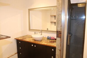 Dusche, Haartrockner, Handtücher, Toilettenpapier