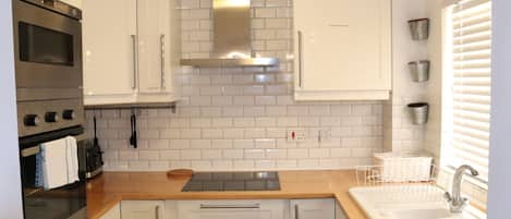 Refrigerador, horno, placa de cocina, utensilios de cocina