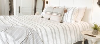 Kingsize Bed - Romantic Getaway on the Homer Spit