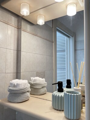 Douche, sèche-cheveux, bidet, serviettes fournies