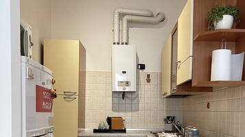 Frigorifero, microonde, piano cottura, macchina per tè/caffè