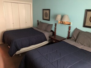 Suite estándar, 2 camas matrimoniales, para no fumadores | Decoración personalizada, muebles diferentes y cortinas blackout 