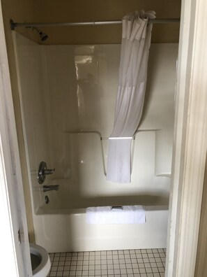 Combined shower/tub, free toiletries, hair dryer, towels - The Tompkinsville Inn (Tompkinsville)