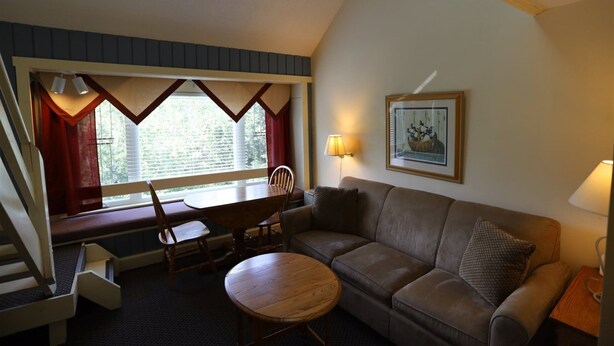 Condo (Inns of WV 405, 1bd, Waterville Valle) | Living room