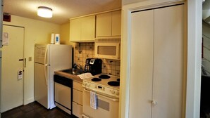 Condo (Inns of WV 405, 1bd, Waterville Valle) | Private kitchen