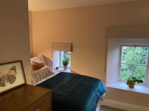 4 bedrooms, iron/ironing board, travel cot, free WiFi - The Old Fire station Ludlow  (Ludlow)