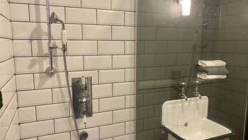 Combined shower/bathtub, hair dryer, towels, soap