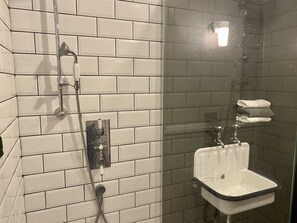 Ensemble douche/baignoire, sèche-cheveux, serviettes fournies, savon