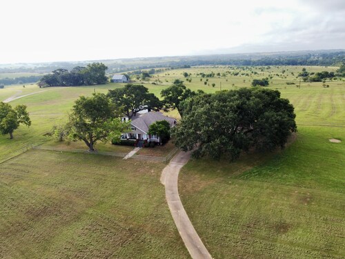 Spacious Country Living Located In The Heart Of Brenham