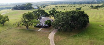 Spacious Country Living Located In The Heart Of Brenham