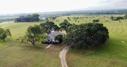 Spacious Country Living Located In The Heart Of Brenham