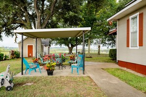 Outdoor dining - Spacious Country Living Located In The Heart Of Brenham (Brenham)