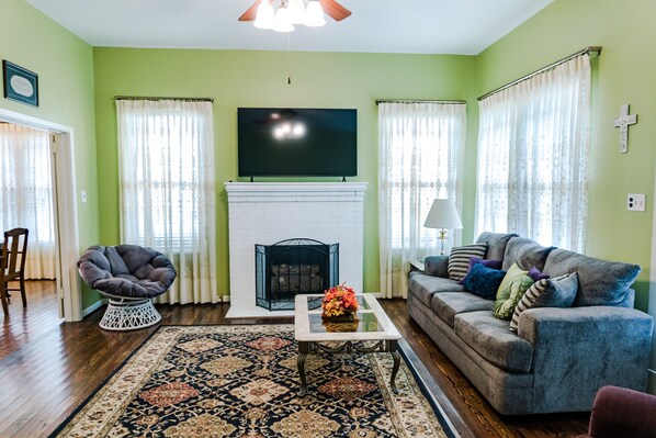 Smart TV, offices - Spacious Country Living Located In The Heart Of Brenham (Brenham)