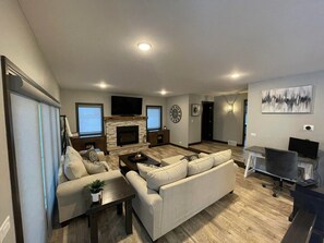 Smart TV, fireplace, offices, computer monitors - Freshly Updated Lake Michigan Home, Heated Pool! (Kewaunee)