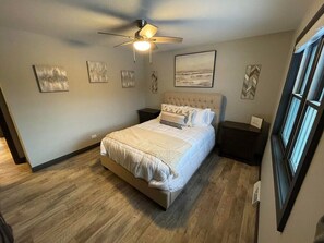 5 bedrooms, desk, iron/ironing board, travel cot - Freshly Updated Lake Michigan Home, Heated Pool! (Kewaunee)