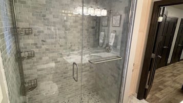 Baignoire, sĂšche-cheveux, serviettes fournies