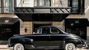 A classic black car parked in front of a building with a sign reading "THE READ HOUSE." - The Read House Hotel Historic Inn and Suites (Chattanooga)