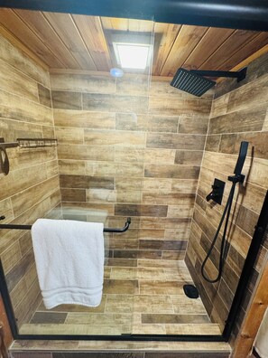 Combinació de dutxa i banyera, assecador de cabells, tovalloles i sabó 